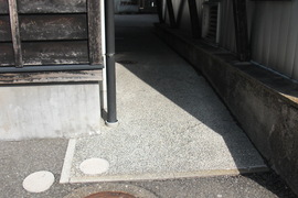 公衆トイレの通路の写真。滑りにくく、車いすでも安全です