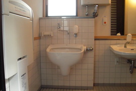多目的トイレの写真。オストメイトやベビーベッドもあります