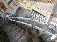 飛騨川方面へ下りる階段の写真。下りていくとクアガーデン露天風呂方面へ向かいます