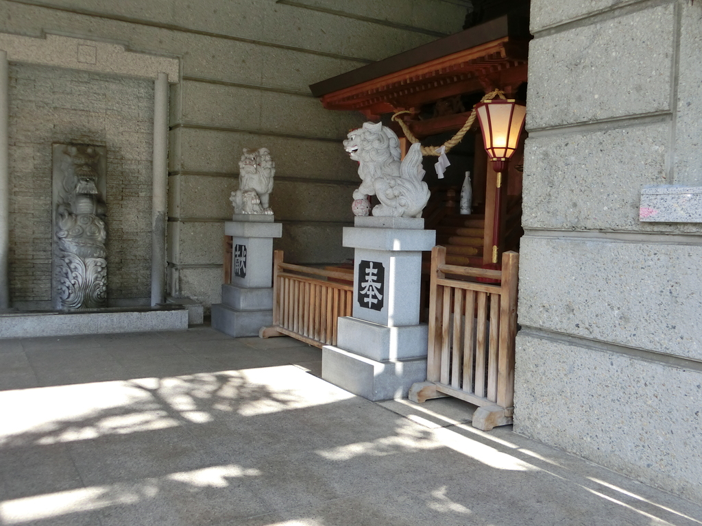 温泉街の中心部のビルの１階にある神社の写真