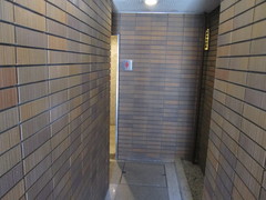 公衆トイレの写真。神社横のトイレの通路です