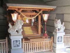 温泉神社の神殿の写真。出羽三山の湯殿山神社から分霊した岩の御神体が祀ってあるそうです