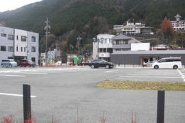 駐車場裏からの写真。駐車場の裏になる川沿いから