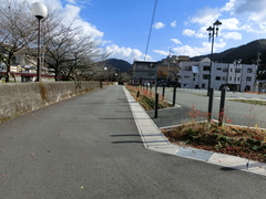 駐車場の裏出入口の写真。駐車場の裏出入口通路です