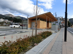 トイレと休憩ベンチの写真。駐車場のトイレと休憩ベンチです