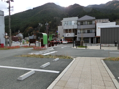 車両出入口の写真。駐車場からの車両出入口です