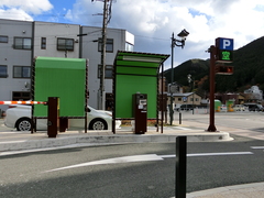 車両入口の写真。駐車場の車両入口です