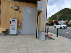 ＡＥＤの写真。駐車場のＡＥＤとフリーWiFiです