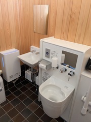 多目的トイレのオストメイトと手洗い場の写真。多目的トイレ内のオストメイトと手洗い場送風機です