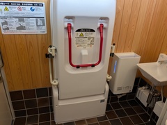 多目的トイレのベッドの写真。多目的トイレ内のベッド(介助シート)です