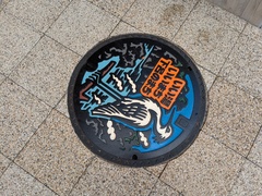 マンホール蓋の写真。マンホール蓋下呂デザインです