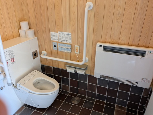 車いすトイレの内部写真