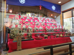 ひな飾りの写真。竹原文楽記念館には人形歌舞伎の人形などが展示されています