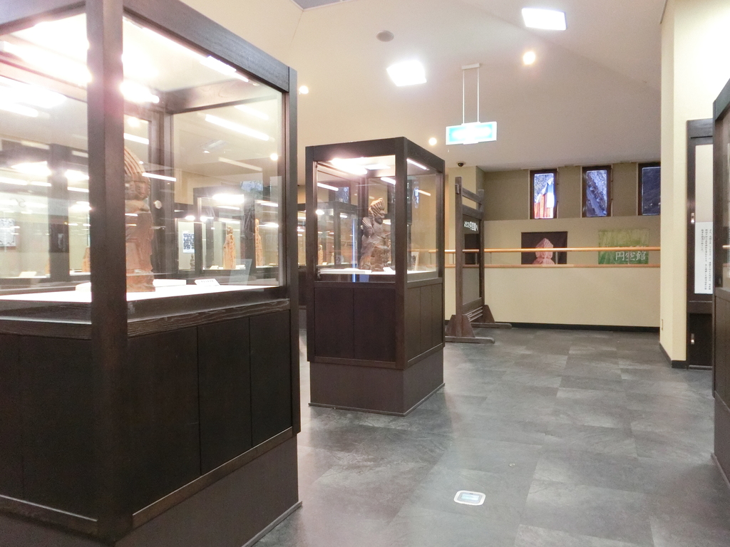 広い通路と低いガラスケースでの展示の写真