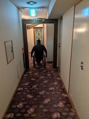 客室通路の写真。客室への通路で車いすでも十分な幅です