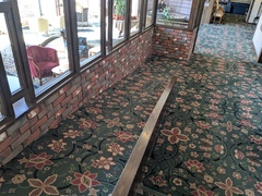１階エントランスのスロープの写真。１階エントランスからエレベーターへの通路階段横のスロープです