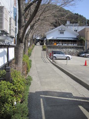 入口の坂道の写真。道路から博物館建物までは上り坂です