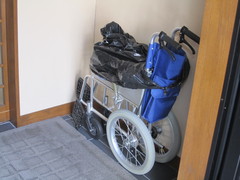 貸出し車いすの写真。入口の受付横にあります