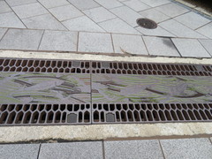 グレーチングの写真。側溝のフタには瀬戸川を泳ぐ鯉が描かれています