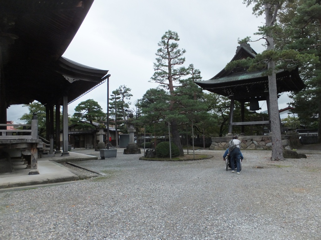 砂利敷の広い庭の写真