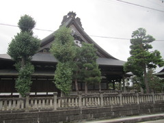 本堂の大きな屋根の写真。通りからもよく見えます