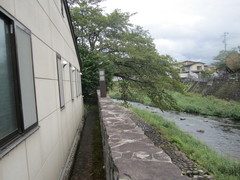 そばを流れる荒城川の写真。春に川沿いの桜が美しく咲きます