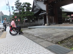 山門の写真。山門は段差がありますが、車いすは脇から入れます