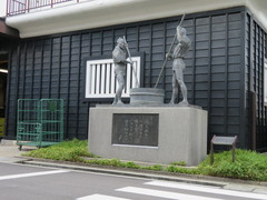渡辺酒造店のすぐ前の写真。お酒を仕込む像の前が観光案内所です