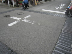 古い町並みの道路の写真。積雪でラインは剥げていますが、側溝のフタも車いすが通行しやすくなっています