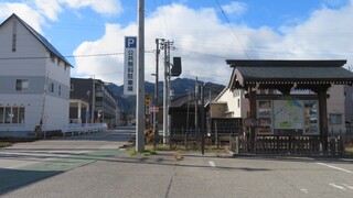 飛騨古川駅の写真。線路を渡って右に駅があります