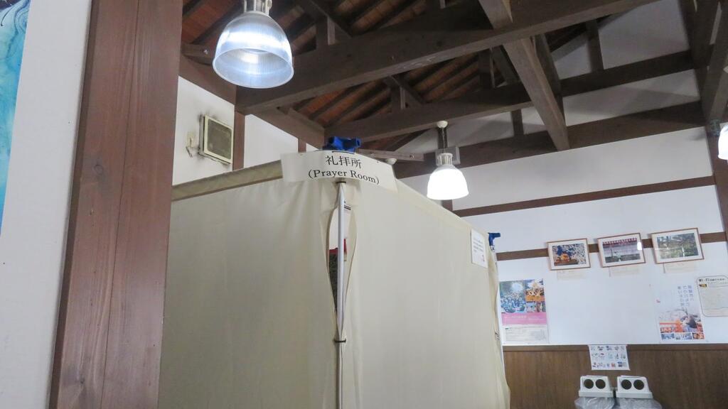 休憩室内に設置された礼拝所の写真