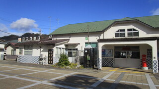飛騨古川駅の写真。観光案内所と駅舎は別の建物です
