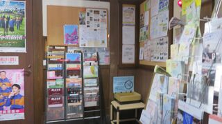 休憩室内の写真。トイレ、ベンチ、情報コーナーなどがあります