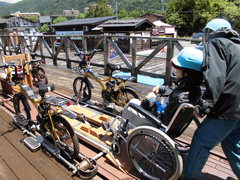 車いすを車両にセットの写真。専用車いすに乗って、車両へ固定してもらいます。