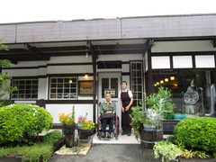 自家焙煎珈琲　あすなろの写真。駅舎の一角を利用した自家焙煎のコーヒー店。駅舎から車いすで入れます。
