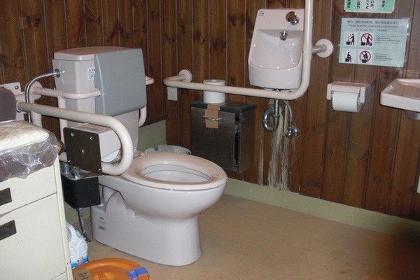 車いすトイレの内部写真