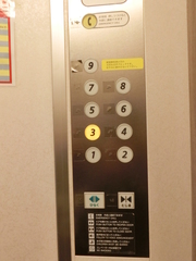 エレベーター内の写真。十分な広さと低いボタン点字表示もあります