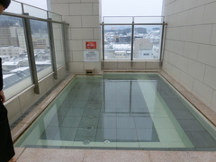天然温泉の露天風呂の写真。高山市内が一望できる男性の露天風呂