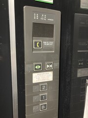 エレベーター点字付きボタンの写真。エレベーターのボタンパネル点字付きです