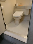 宿泊洋室内のトイレの写真。宿泊洋室内のトイレ、入口に２５ｃｍくらいの段差あり