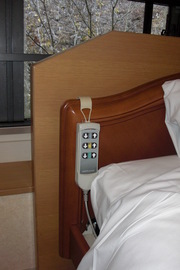 電動ベッドの写真。バリアフリー対応客室には電動ベッドがあります