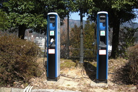 電気自動車用の充電器の写真。駐車場にあります