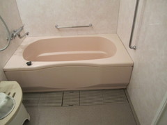 バリアフリー対応客室の浴室の写真。手すりがついて、滑りにくい床材になっています