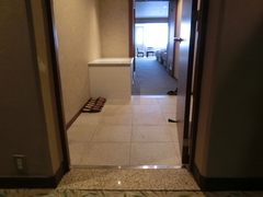 山水閣の和洋室の写真。通路が広く、室内への通路やベッド周りに段差はありません