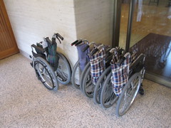貸し出し車いすの写真。玄関を入ってすぐの所にあります