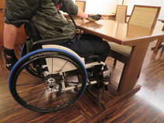 テーブルの高さの写真。オープンキッチンダイニングのテーブル、車いすでも使用しやすい高さです