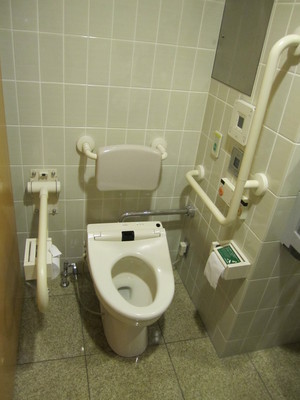 車いすトイレの内部写真