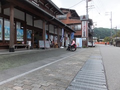 物産館前の傾斜の写真。正面は、歩道に面しており緩やかに傾斜しています