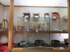 地元作家の工芸品の写真。陶器、漆器、木製品など色々な展示販売されています