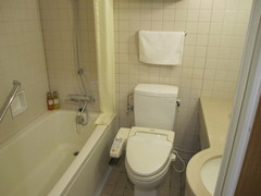 客室内の風呂とトイレの写真。各部屋のお風呂・トイレはユニット形式になっています